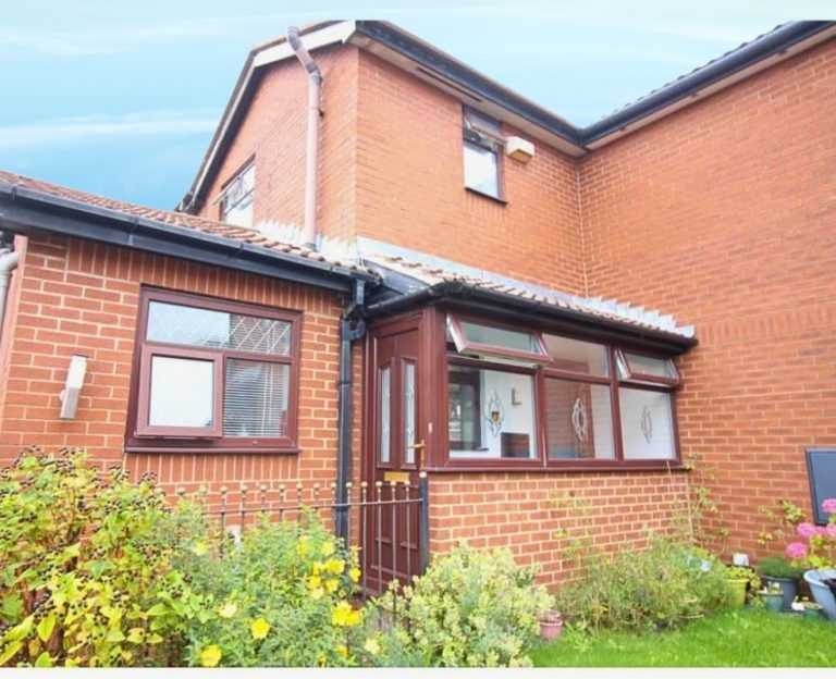 Bury Semi detached house - brick street- 2 bedroom